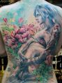 kobieta na łące | tatuaże zdjęcia