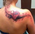 róża na łopace tatuaż kobiety