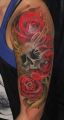 czaszka wśród róż tatuaż