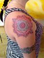 mandala tatuaż na ramieniu kobiecym