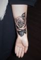 róża tatuaż na ręce dla dziewczyny