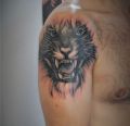 lew tatuaż na ramieniu