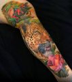 żaba leopard i róża tatuaże na nodze