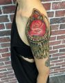 róża tatuaż na kobiecym ramieniu
