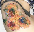 słoneczniki tatuaże na biodrze