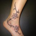 tatuaż kwiaty, stopa