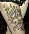 tatuaże na udach róże