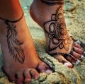 tatuaże na stopach pióra