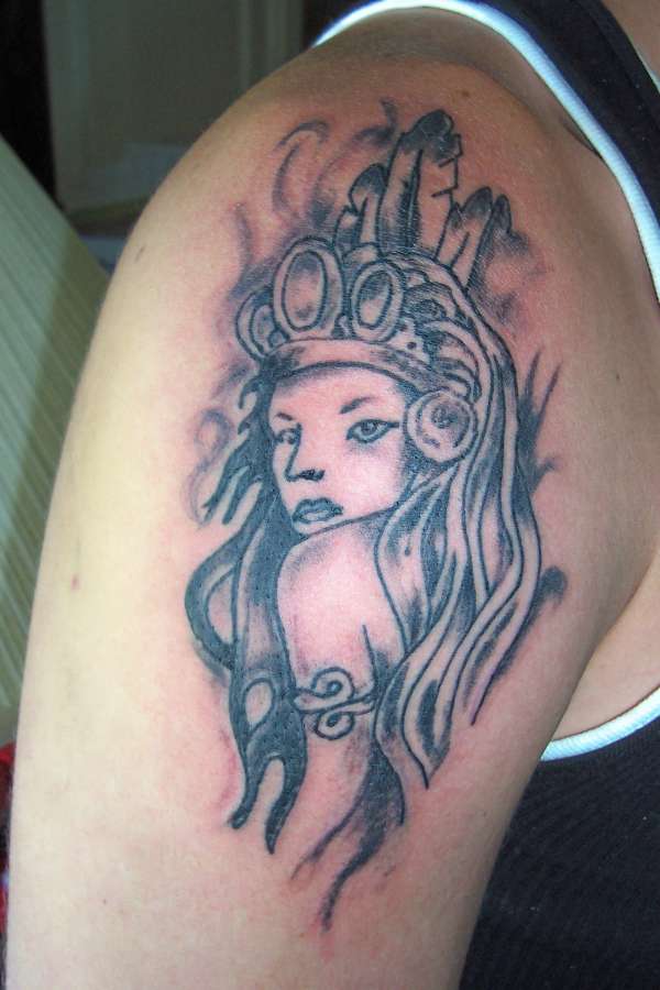 tatuaż z kobietą na ramieniu