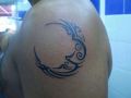 tatuaż księżyc na ramieniu