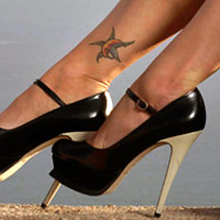 tatuaż Megan Fox na nodze