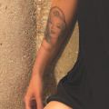 tatuaż Megan Fox na ręce