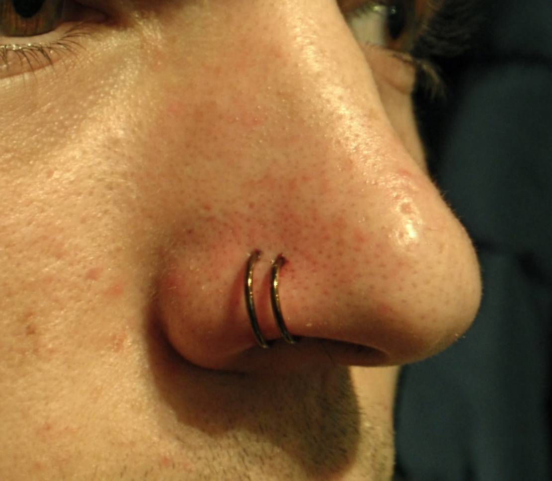 przekłuta prawa dziurka nosa