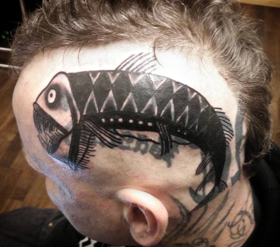 ryba tatuaż na skroni