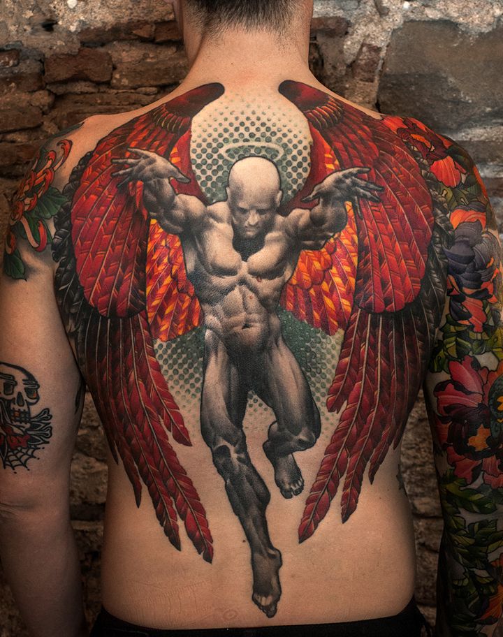 męski anioł tatuaż na plecach