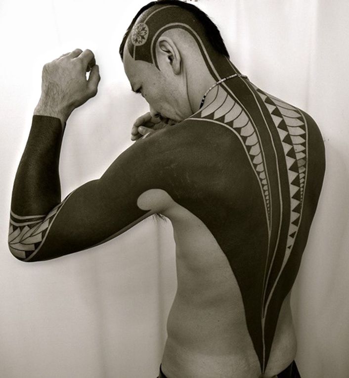 czarny tatuaż na plecach i głowie