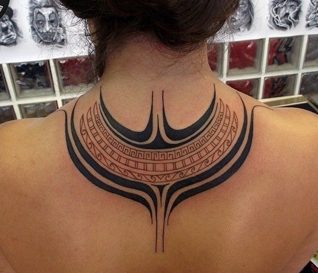 tatuaż symbol na plecach