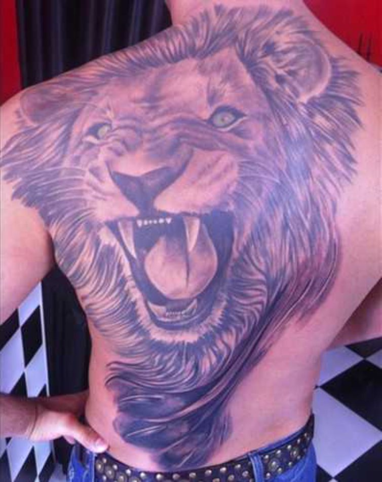 lew tatuaż na plecach dla faceta