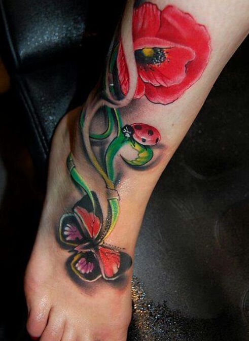 mak biedronka i motyl tatuaż na stopie