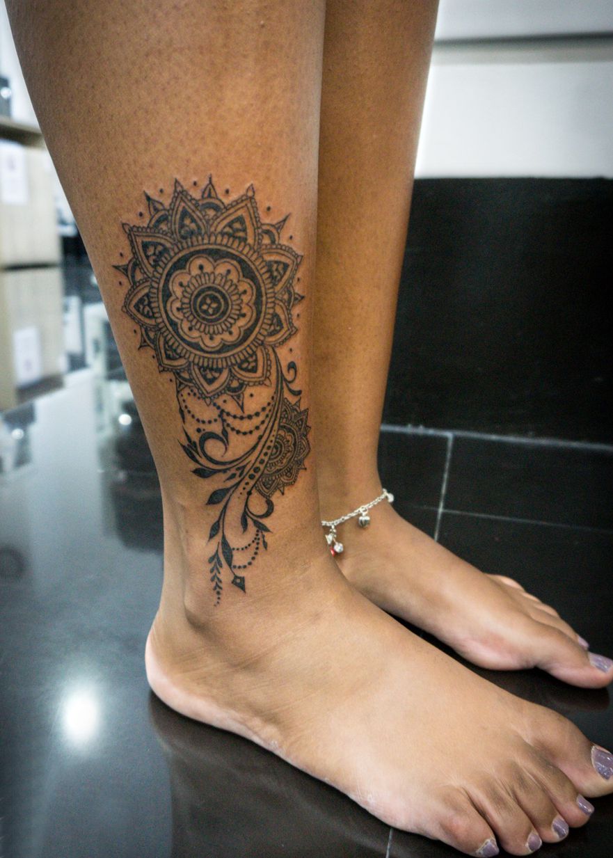 kwiatek mandala tatuaż na stopie