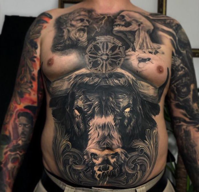 Tatuaż z bykiem na brzuchu