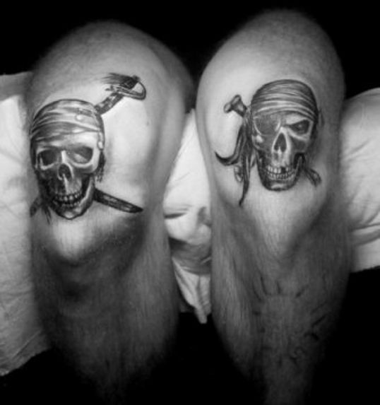 symbole piratów - tatuaże na kolanach