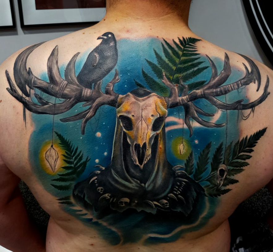 jeleń czaszka - tatuaż na plecach