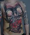 czaszka z czerwoną róża duzy tatuaż
