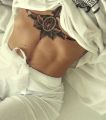 tatuaż na brzuchu kobiety