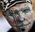 ekstremalny tatuaż na twarzy