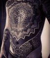 tatuaże geometryczne na brzuchu