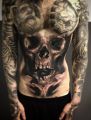 czaszka tatuaż na brzuchu
