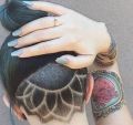 tatuaż pod włosami