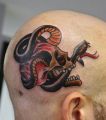 czaszka z czarnym wężem tatuaże skron
