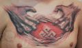 3d dłonie tatuaże na klatce piersiowej