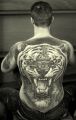 ogromna głowa tygrysa tatuaż na plecac
