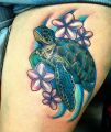 żółw tatuaż na udzie