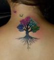 kolorowe drzewo tatuaż na plecach