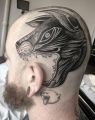 głowa wilka tatuaż na głowie