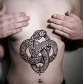 wąż tatuaż na brzuchu