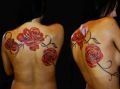 tatuaże róże na plecach kobiety