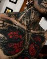 demoniczny tatuaż na całym ciele