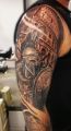 gladiator tatuaż na ramieniu