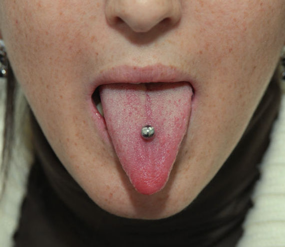 piercing kolczyk w języku